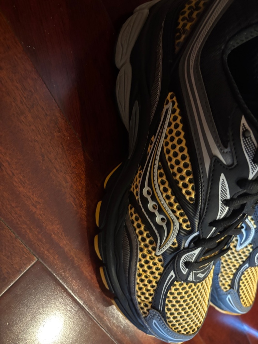 Saucony Men’s Yellow and Black Athletic Running Shoes - Picture 3 of 4